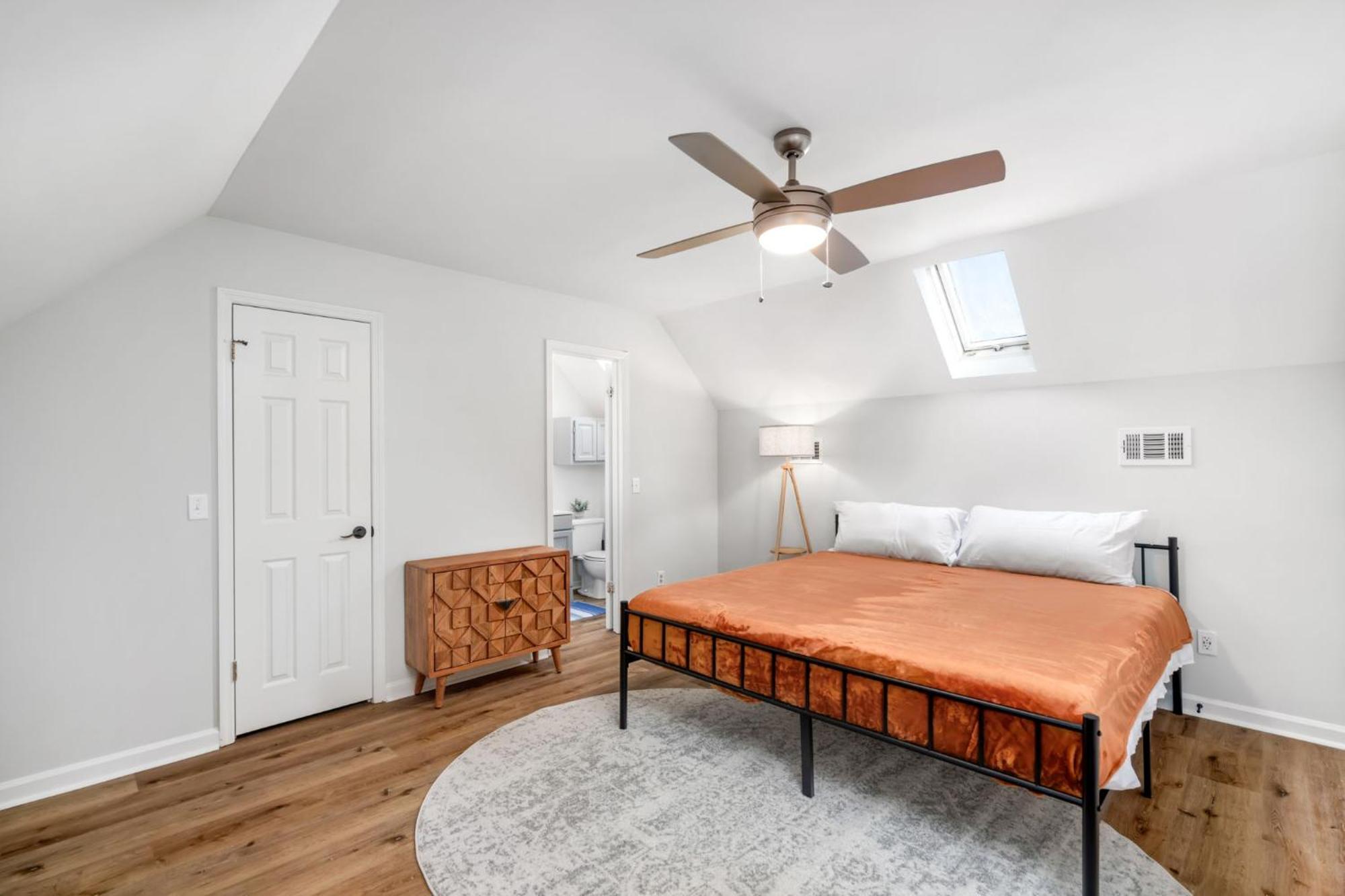 Remodeled And New - Walk To Downtown Auburn Lejlighed Eksteriør billede