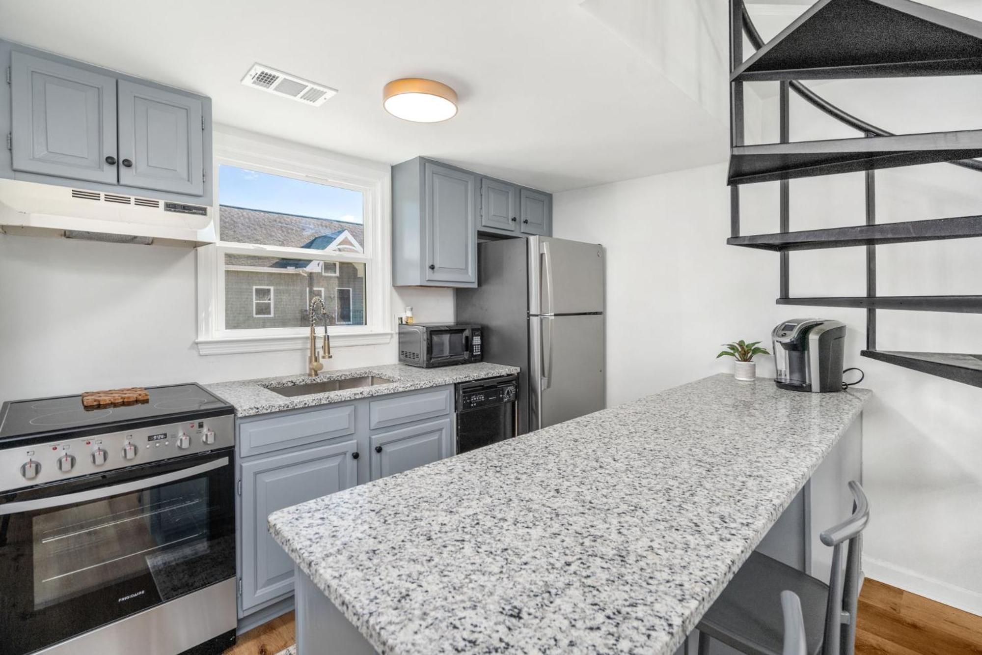 Remodeled And New - Walk To Downtown Auburn Lejlighed Eksteriør billede
